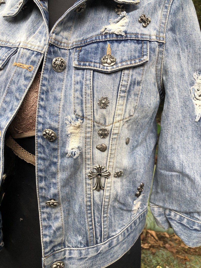 Chrome Hearts Distressed Denim Jacket with Embellishments (Category: Coats, Jackets and Outerwear) located in Manila. Submitted by pinay2000sfinds (Listing ID 1462323368, Image 2). Description: ⌘° ┄──────────╮ ๑✦Size: Small to Medium ๑✦Price: 4500 ๑✦Comment Mine: Chrome ๑✦Dm for more details! »—————•—————« ๑✦Location: Bulacan ๑✦ Other platforms:Tiktok & Carousell ๑✦ 🚨You can check my carousell as well! You can mine and tawad pa here @@pinay2000s