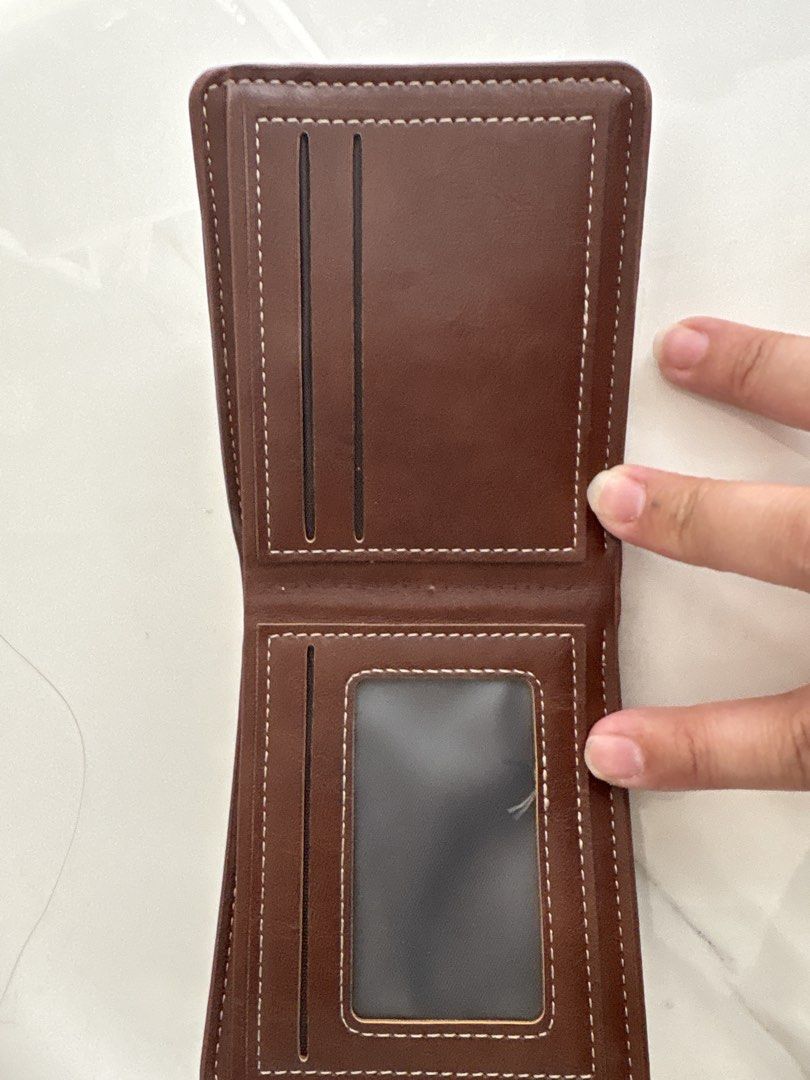 Chubbskangaroo Brown Leather Bifold Wallet （分類：銀包、卡片套）位於 Hong Kong。 由 pakh2450187521 提交（商品編號 1462283617，圖片 2）。簡介： Brown leather bifold wallet from Chubbskangaroo. Has multiple card slots and a clear ID window. Stitching detail around the edges. Simple and classic design. Good for everyday use.。