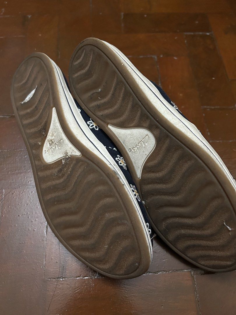 Clarks Cloudsteppers Navy Daisy Print Mules (Category: Flats & Sandals) located in Quezon City. Submitted by poaimommy (Listing ID 1462329580, Image 2). Description: - Navy blue mules with a charming daisy print. - Easy slip-on style for effortless wear. - Features washable and cushioned insoles for added comfort. - used a few times.