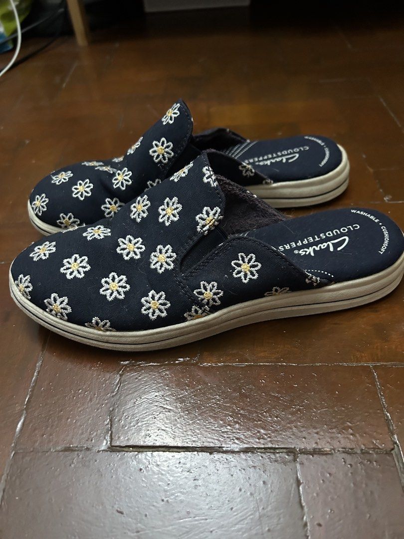 Clarks Cloudsteppers Navy Daisy Print Mules (Category: Flats & Sandals) located in Quezon City. Submitted by poaimommy (Listing ID 1462329580, Image 3). Description: - Navy blue mules with a charming daisy print. - Easy slip-on style for effortless wear. - Features washable and cushioned insoles for added comfort. - used a few times.