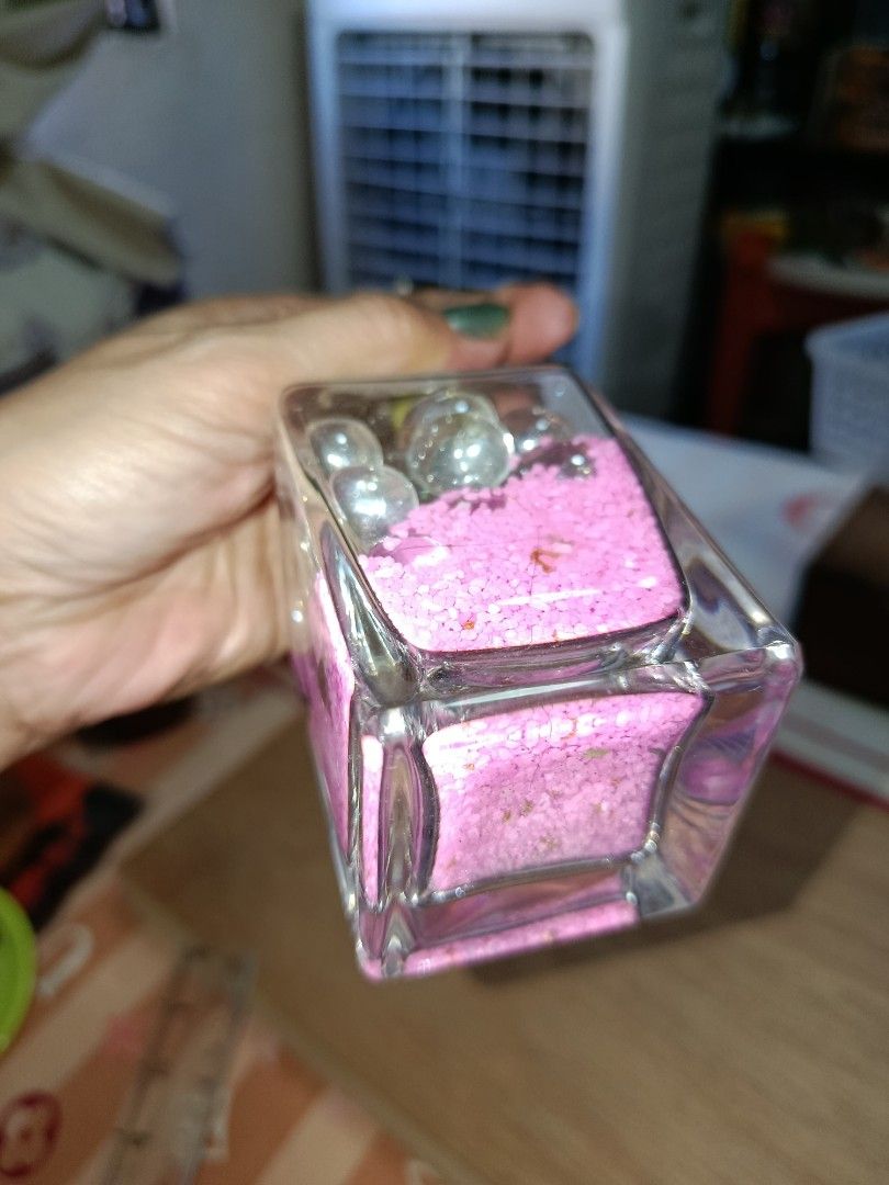 Clear flower vase plus flower (Category: Vases & Decorative Bowls) located in Quezon City. Submitted by kristal68 (Listing ID 1462362131, Image 3). Description: .