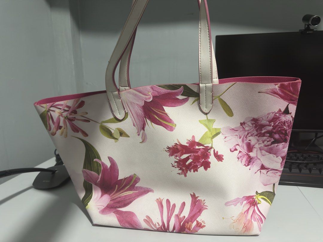 Clinique Floral Tote Bag (Category: Tote Bags) located in Makati City. Submitted by queen_she_55 (Listing ID 1462407971, Image 2). Description: - Floral print tote bag - White exterior - White handles - Pink interior - Smooth material - Spacious and functional - Ideal for everyday use Php 1300 only negotiable - Vibrant pink and purple floral print - White straps with pink trim - Spacious interior, perfect for everyday use - Clean interior.