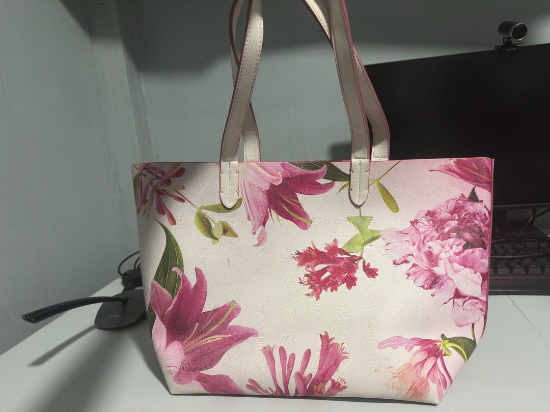 Clinique Floral Tote Bag (Category: Tote Bags) located in Makati City. Submitted by queen_she_55 (Listing ID 1462407971, Image 3). Description: - Floral print tote bag - White exterior - White handles - Pink interior - Smooth material - Spacious and functional - Ideal for everyday use Php 1300 only negotiable - Vibrant pink and purple floral print - White straps with pink trim - Spacious interior, perfect for everyday use - Clean interior.
