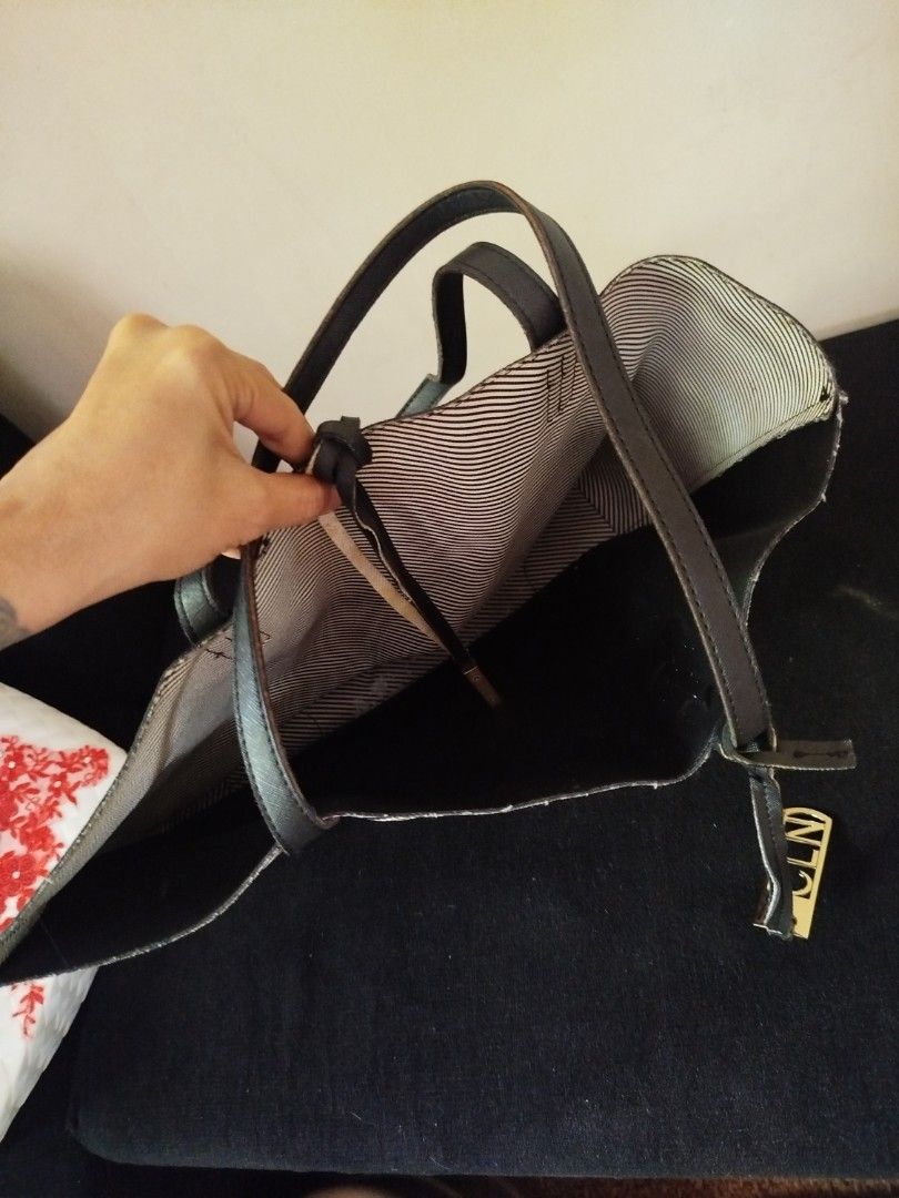 CLN (Category: Luxury Bags & Wallets) located in Naga. Submitted by jea1991 (Listing ID 1462282084, Image 3). Description: see pic for some issue on the handle 📌 cod cop available via lbc ‼️✨.