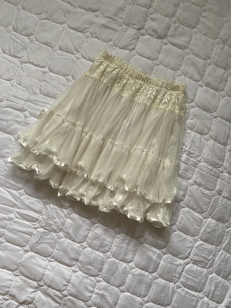 cloud petal - white layered mini skirt (Category: Skirts) located in Quezon City. Submitted by brattybabe (Listing ID 1462326537, Image 3). Description: Color may vary due to lighting XS-M Dimes: W: 23 in. L: 16.5 in. 💳 Mode of payment: GCash, Paymaya, Metrobank, Maribank 🚚 Courier: Lalamove, Grab Padala, J&T, or Toktok only. 🫶🏻 The buyer is responsible for the shipping cost. 💲 Payment first before shipping the item. ⛔️ Note: I do not accept