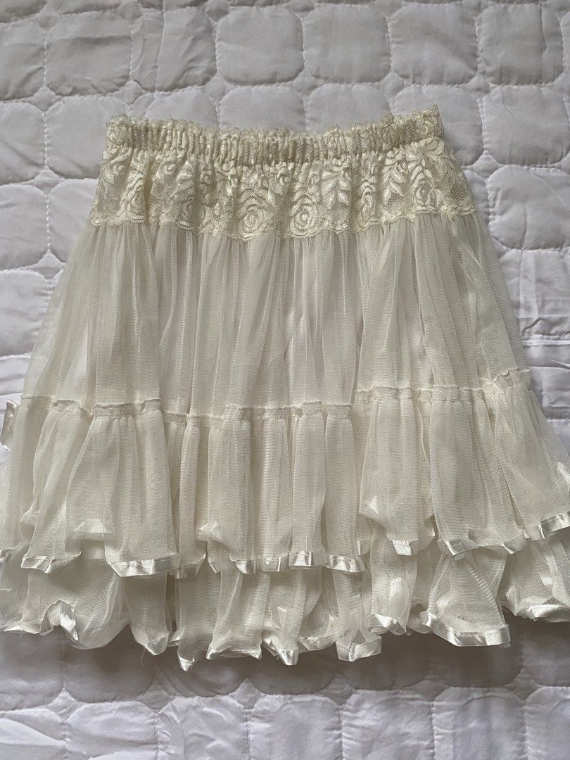 cloud petal - white layered mini skirt (Category: Skirts) located in Quezon City. Submitted by brattybabe (Listing ID 1462326537, Image 2). Description: Color may vary due to lighting XS-M Dimes: W: 23 in. L: 16.5 in. 💳 Mode of payment: GCash, Paymaya, Metrobank, Maribank 🚚 Courier: Lalamove, Grab Padala, J&T, or Toktok only. 🫶🏻 The buyer is responsible for the shipping cost. 💲 Payment first before shipping the item. ⛔️ Note: I do not accept