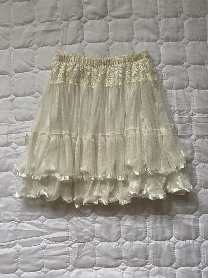cloud petal - white layered mini skirt (Category: Skirts) located in Quezon City. Submitted by brattybabe (Listing ID 1462326537, Image 1). Description: Color may vary due to lighting XS-M Dimes: W: 23 in. L: 16.5 in. 💳 Mode of payment: GCash, Paymaya, Metrobank, Maribank 🚚 Courier: Lalamove, Grab Padala, J&T, or Toktok only. 🫶🏻 The buyer is responsible for the shipping cost. 💲 Payment first before shipping the item. ⛔️ Note: I do not accept