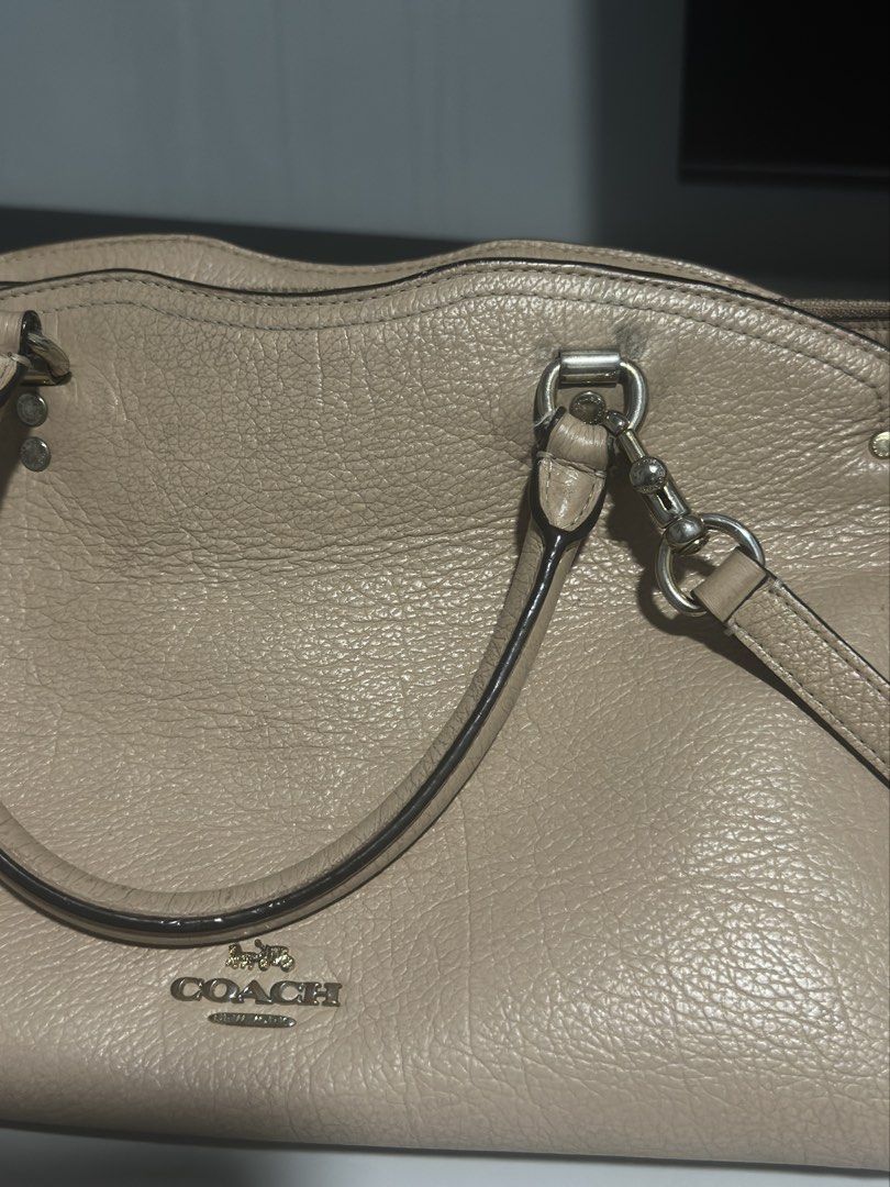 Coach Pebble Leather Satchel Bag Beige (Category: Luxury Bags & Wallets) located in Makati City. Submitted by queen_she_55 (Listing ID 1462407601, Image 2). Description: Original Coach bag beige sturdy well used some fades pls see picture selling for P5000 only negotiable meet at guadalupe mrt or uptown mall bgc.