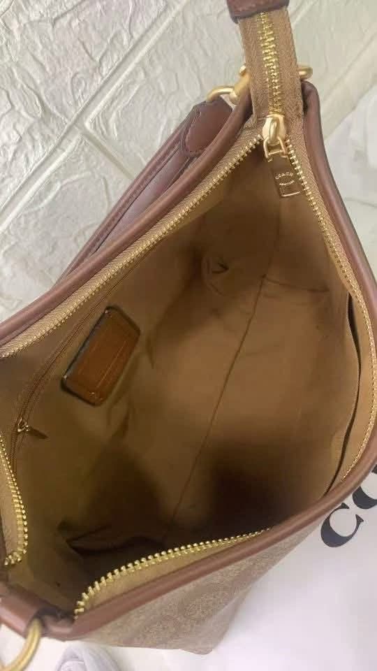 Coach Shoulder Bag (Category: Shoulder Bags) located in Quezon City. Submitted by stuffs.hellyy (Listing ID 1462377766, Image 2). Description: made in vietnam.