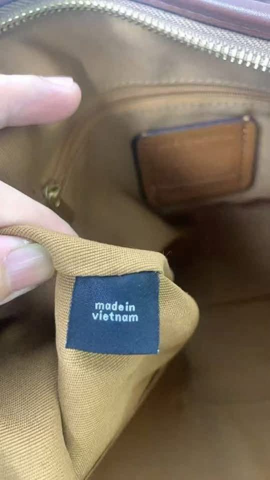 Coach Shoulder Bag (Category: Shoulder Bags) located in Quezon City. Submitted by stuffs.hellyy (Listing ID 1462377766, Image 3). Description: made in vietnam.