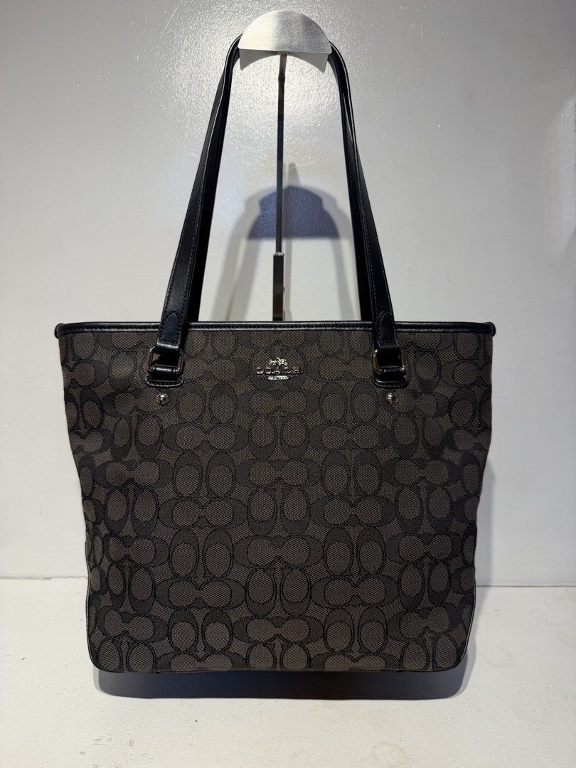 Coach Signature Tote Bag (Category: Shoulder Bags) located in Pasig City. Submitted by armoire_deluxe (Listing ID 1462421732, Image 1). Description: Pre💕 item. In good condition..