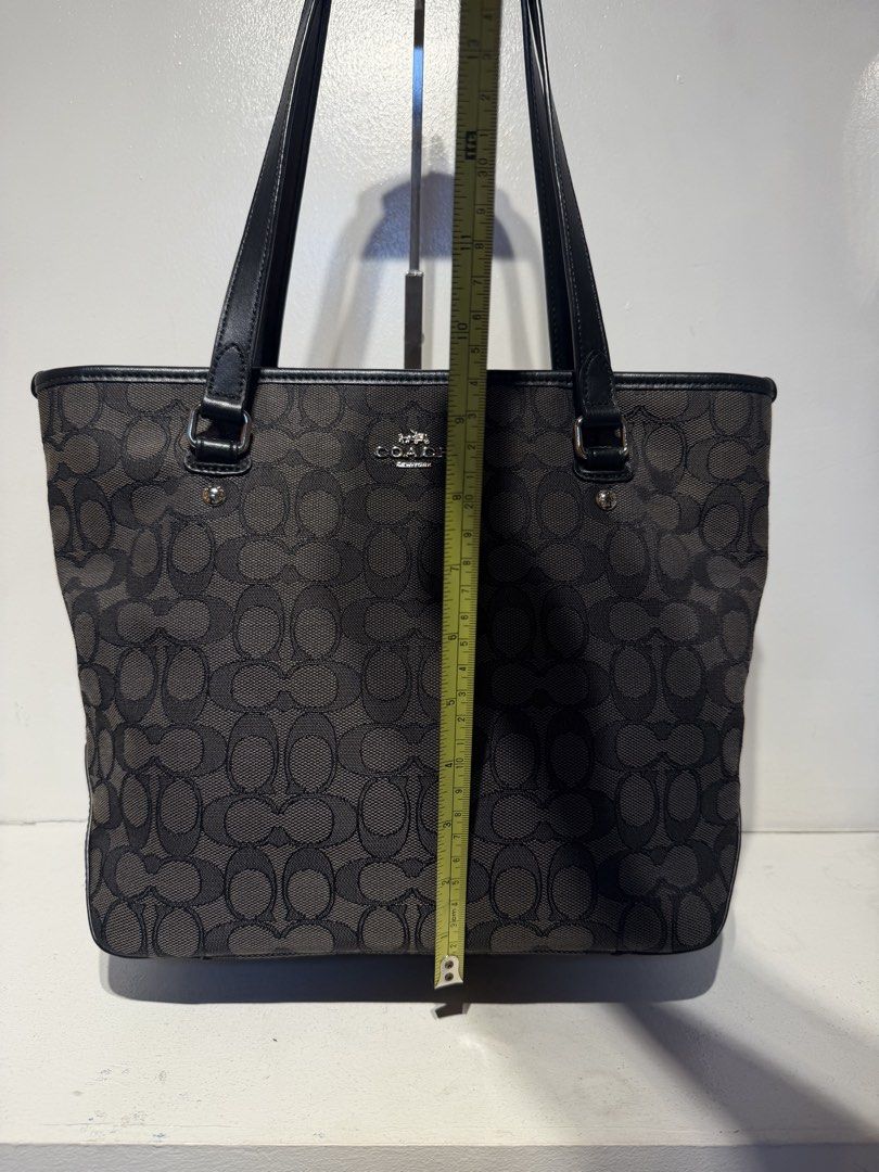 Coach Signature Tote Bag (Category: Shoulder Bags) located in Pasig City. Submitted by armoire_deluxe (Listing ID 1462421732, Image 3). Description: Pre💕 item. In good condition..