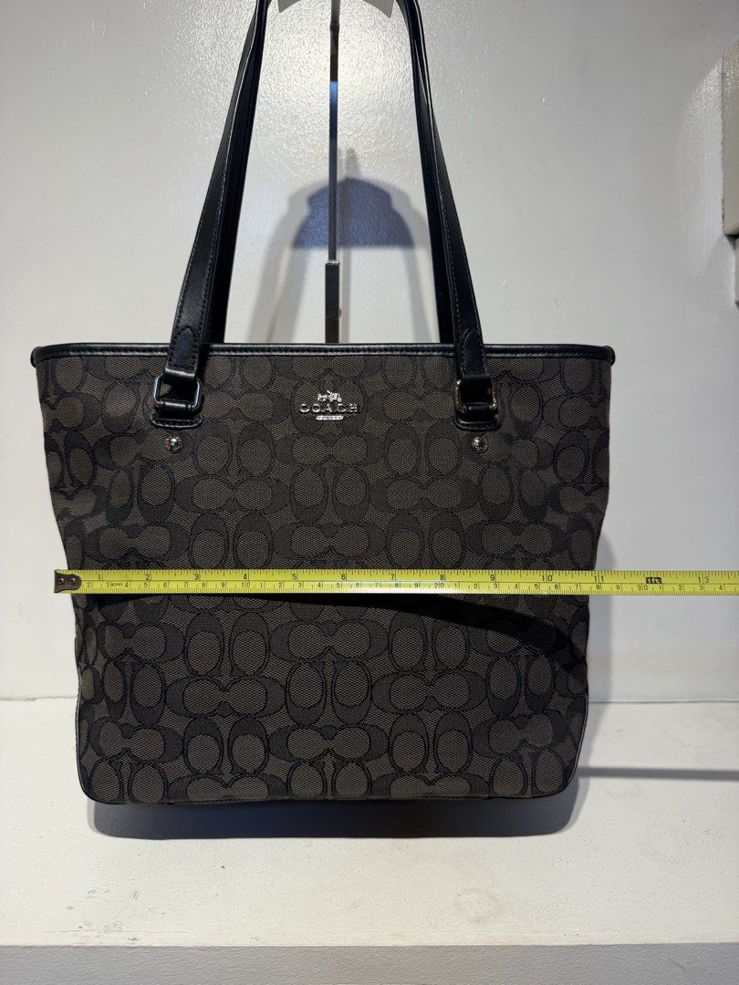 Coach Signature Tote Bag (Category: Shoulder Bags) located in Pasig City. Submitted by armoire_deluxe (Listing ID 1462421732, Image 2). Description: Pre💕 item. In good condition..