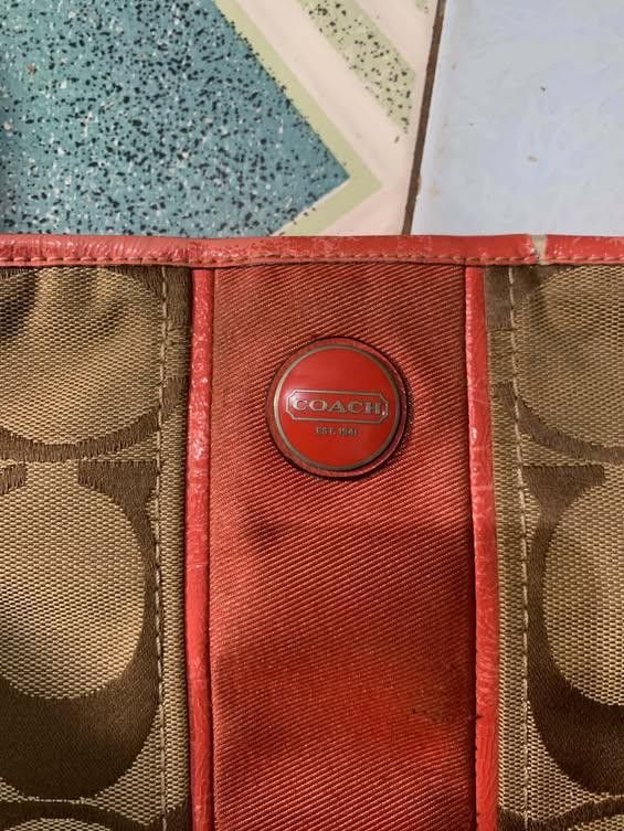 coach sling bag (Category: Cross-body Bags) located in Manila. Submitted by trustthrift2002 (Listing ID 1462376975, Image 3). Description: coach sling bag crack sa lining issue.