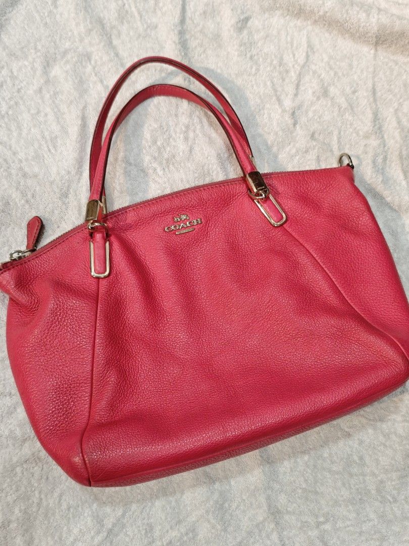 Coach Small Kelsey Satchel (Category: Shoulder Bags) located in Bacolod City. Submitted by offtocloset (Listing ID 1462345667, Image 1). Description: Di na nagamit ni auntie in good condition pa po •Small kelsey satchel🩷 •included Extra strap •need light wash po Pm for sure buyer🥰.