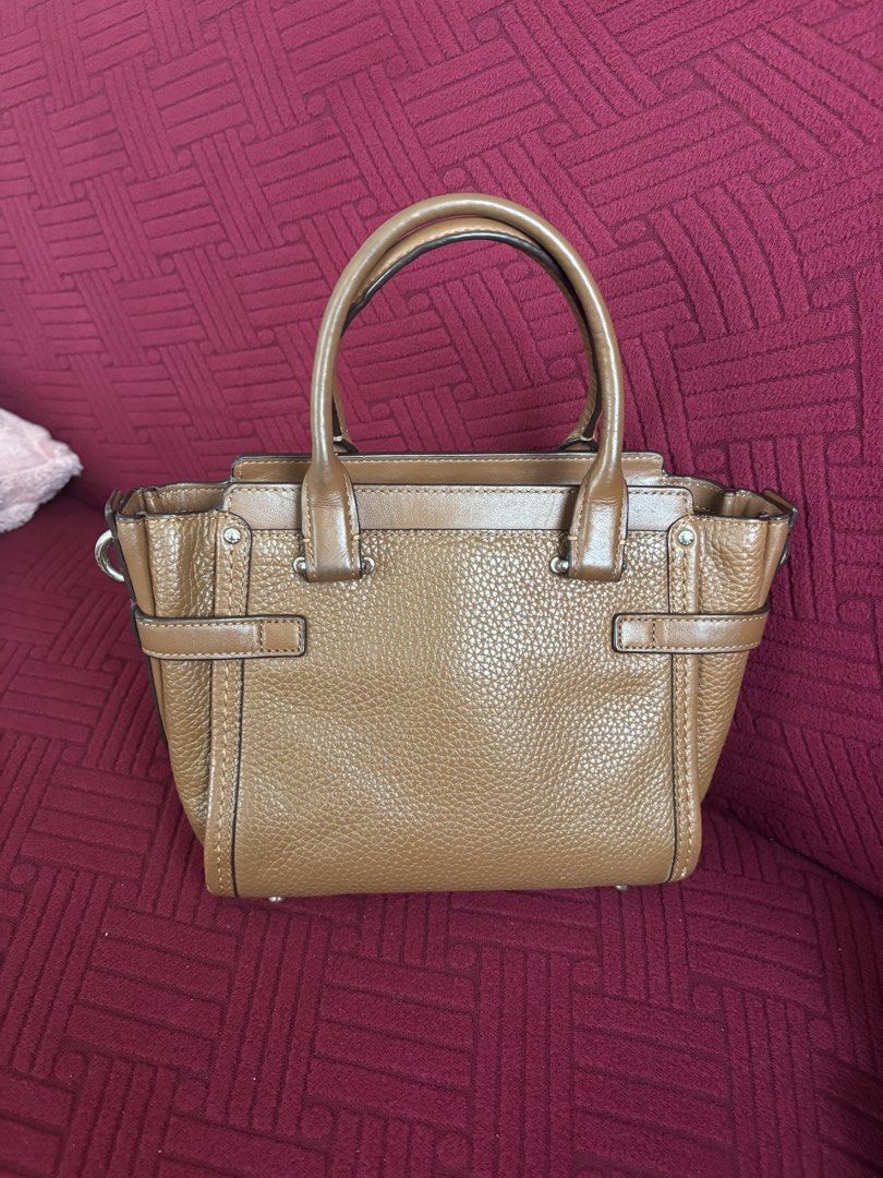 Coach Swagger (Category: Luxury Bags & Wallets) located in Batangas. Submitted by missraee (Listing ID 1462319879, Image 2). Description: - super nice coach swagger in small size - with sling in excellent condition flaw: missing 1 silver hangtag.