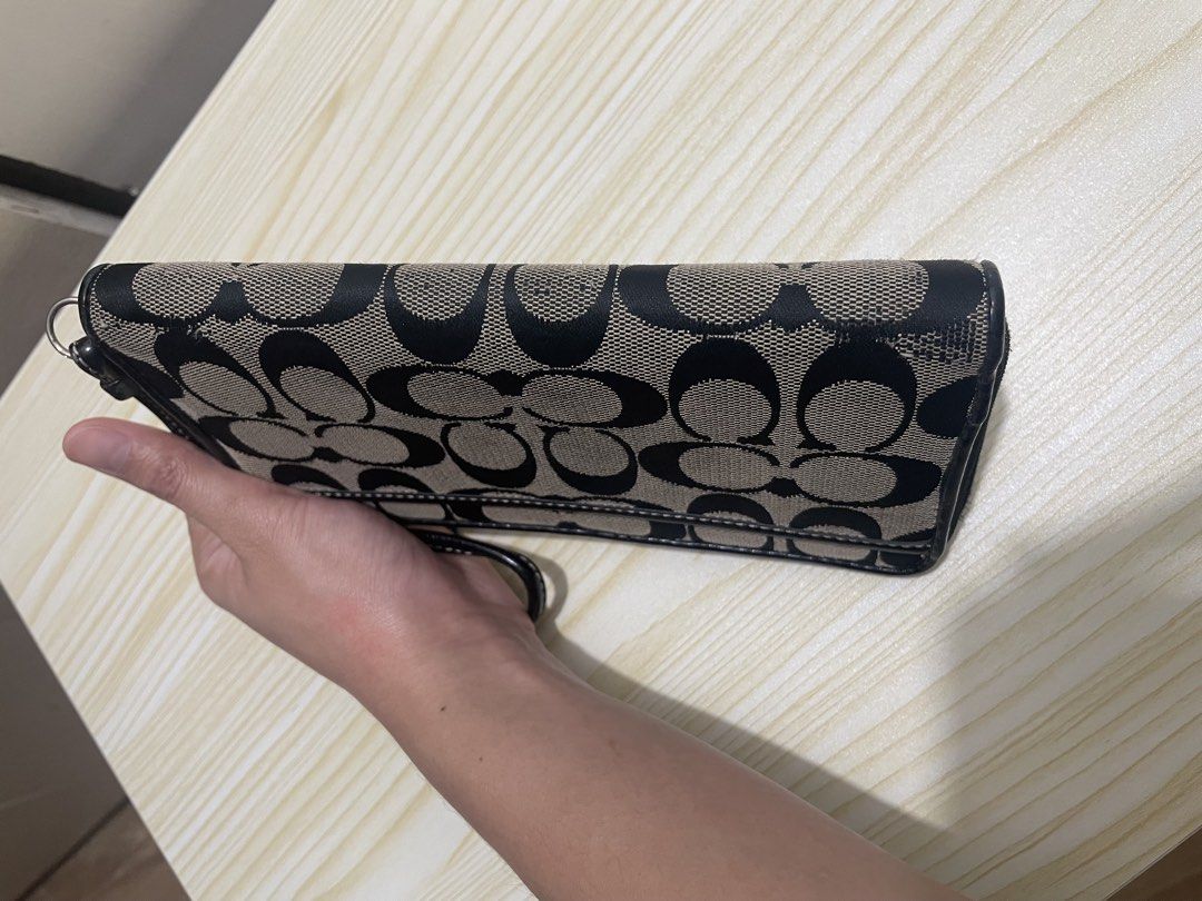 Coach wristlet & Michael Kors jet set (Category: Luxury Bags & Wallets) located in Pasay City. Submitted by rdxjapan_est.2023 (Listing ID 1462405123, Image 2). Description: Coach wristlet & michael kors jet set aspack 4800 shipped. Super discounted na po baka tumawad ka pa.🤗 Original bought in Japan 🇯🇵 Minor flaw only check photos na lang, sa wallet minor rubs lang, super goods pa. 📍Pasay & Bulacan.