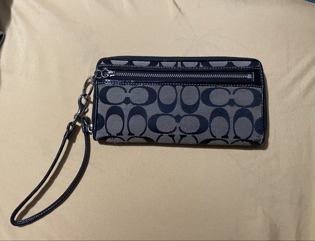 Coach wristlet & Michael Kors jet set (Category: Luxury Bags & Wallets) located in Pasay City. Submitted by rdxjapan_est.2023 (Listing ID 1462405123, Image 1). Description: Coach wristlet & michael kors jet set aspack 4800 shipped. Super discounted na po baka tumawad ka pa.🤗 Original bought in Japan 🇯🇵 Minor flaw only check photos na lang, sa wallet minor rubs lang, super goods pa. 📍Pasay & Bulacan.