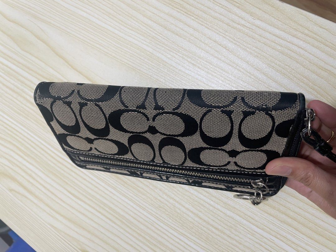 Coach wristlet & Michael Kors jet set (Category: Luxury Bags & Wallets) located in Pasay City. Submitted by rdxjapan_est.2023 (Listing ID 1462405123, Image 3). Description: Coach wristlet & michael kors jet set aspack 4800 shipped. Super discounted na po baka tumawad ka pa.🤗 Original bought in Japan 🇯🇵 Minor flaw only check photos na lang, sa wallet minor rubs lang, super goods pa. 📍Pasay & Bulacan.