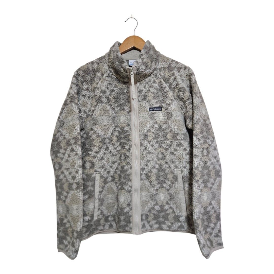 Columbia aztec sherpa fleece jacket (Category: Coats, Jackets and Outerwear) located in Baguio. Submitted by fadexquisite (Listing ID 1462294201, Image 1). Description: Columbia aztec sherpa fleece jacket Large wmns 27x21 Excellent condition 600 plus ship fee.
