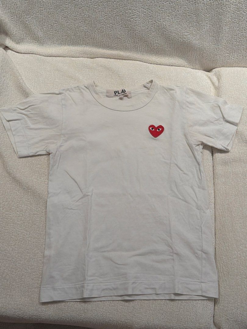 COMME des GARÇONS PLAY 紅心Tee （分類：T-shirt）位於 Hong Kong。 由 itsgooditsnice 提交（商品編號 1462416636，圖片 1）。簡介： CDG PLAY 經典紅心tee。白色短袖款，男女都啱著。著過幾次，乾淨企理。衫身舒服，日常必備單品。有興趣就快啲問啦！。