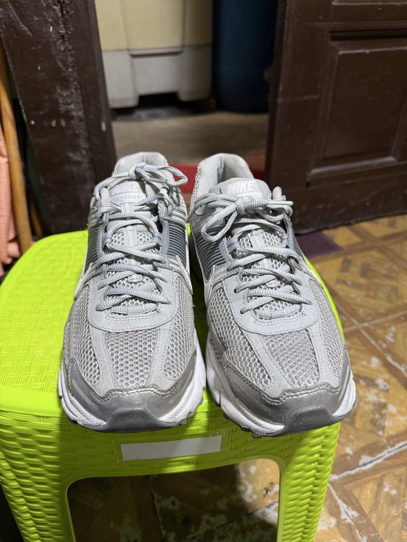 Nike vomero and cons c70 (Category: Casual Shoes) located in Pasay City. Submitted by redgieclydejared (Listing ID 1462304460, Image 3). Description: Well used Nike vomero coolgray size 10 Converse low c70 size 9 Sold as pa k.