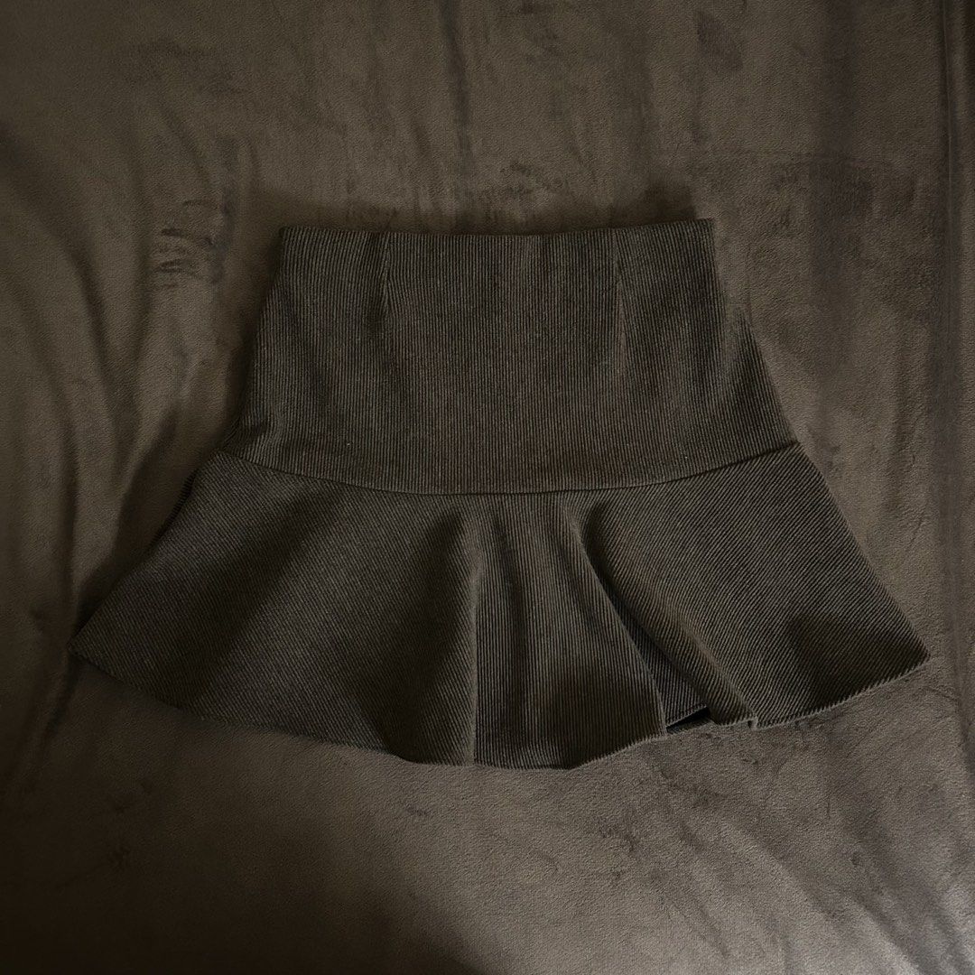 Corduroy Flared Mini Skirt (Category: Skirts) located in Davao. Submitted by excessexpress (Listing ID 1462432269, Image 1). Description: Size : S - M - Dark grey corduroy mini skirt - High-waisted design - Flared hem for a flattering silhouette - Textured ribbed fabric - Estimated size: Small to Medium - Perfect for casual outings or dressing up.