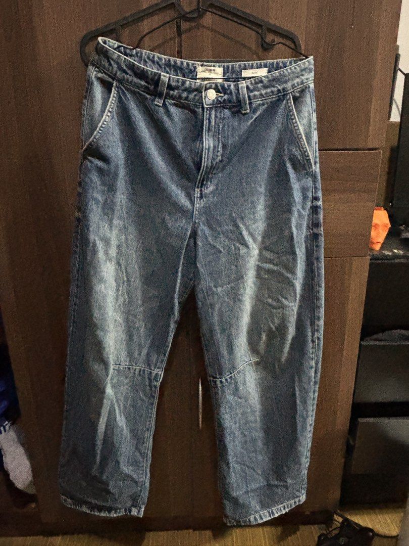 Cotton On Barrel Jeans (Category: Jeans) located in Taguig. Submitted by wornbypi (Listing ID 1462400128, Image 1). Description: - Cotton On Barrel Jeans - Size: 28 but fits 27-29 well - no flaws and very good jean quality ✅ Deliver only via Grab/Angkas/Lalamove within MM ✅ LBC for outside MM (delivery every Wednesday ✅ MOP: gcash, maya ❌ No returns or refunds (aside from exceptional cases).