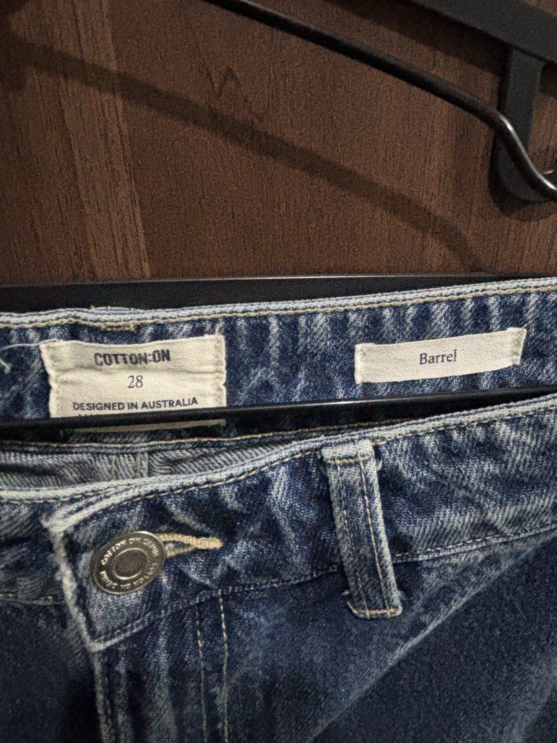 Cotton On Barrel Jeans (Category: Jeans) located in Taguig. Submitted by wornbypi (Listing ID 1462400128, Image 2). Description: - Cotton On Barrel Jeans - Size: 28 but fits 27-29 well - no flaws and very good jean quality ✅ Deliver only via Grab/Angkas/Lalamove within MM ✅ LBC for outside MM (delivery every Wednesday ✅ MOP: gcash, maya ❌ No returns or refunds (aside from exceptional cases).