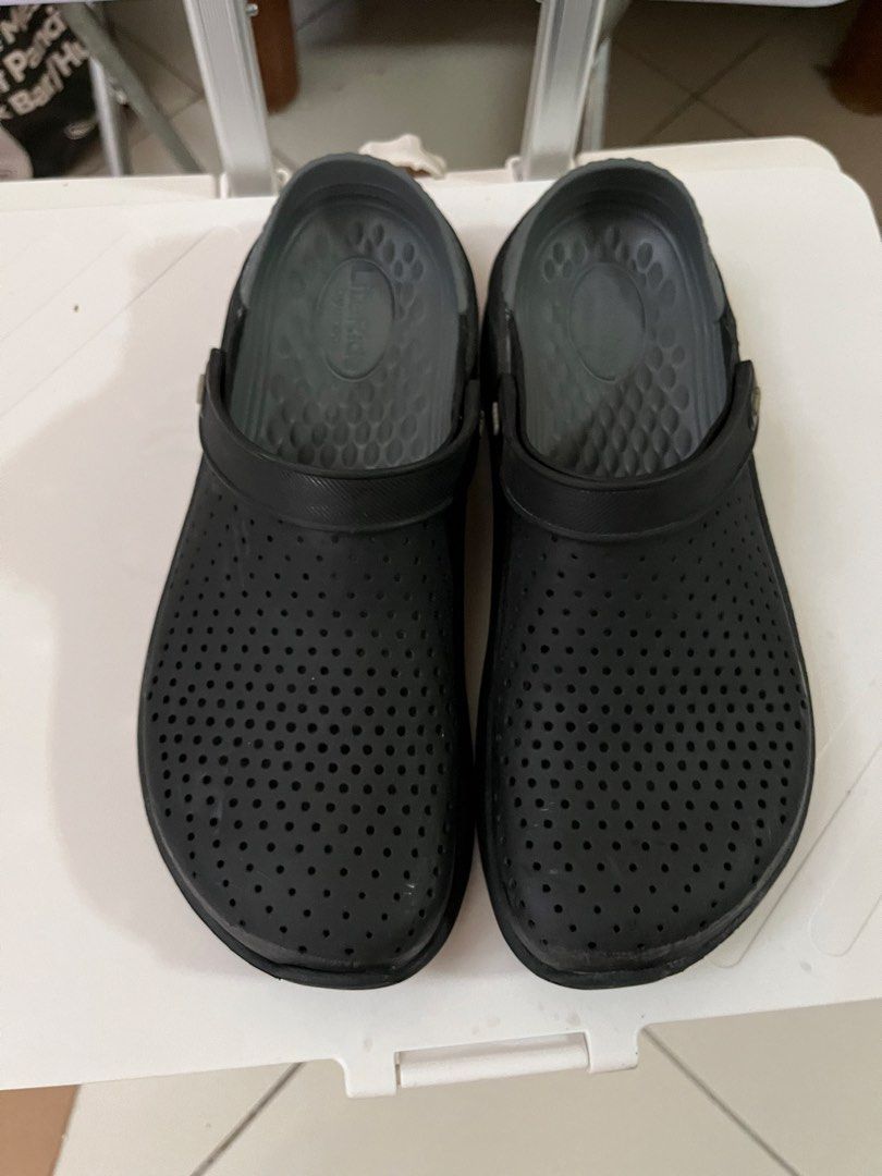 Crocs Literide (Category: Slippers & Slides) located in Las Pinas. Submitted by deepsouthe (Listing ID 1462266162, Image 3). Description: Crocs Literide M10, W12 Moderately used No issues Php1500 shipped Las Pinas area.