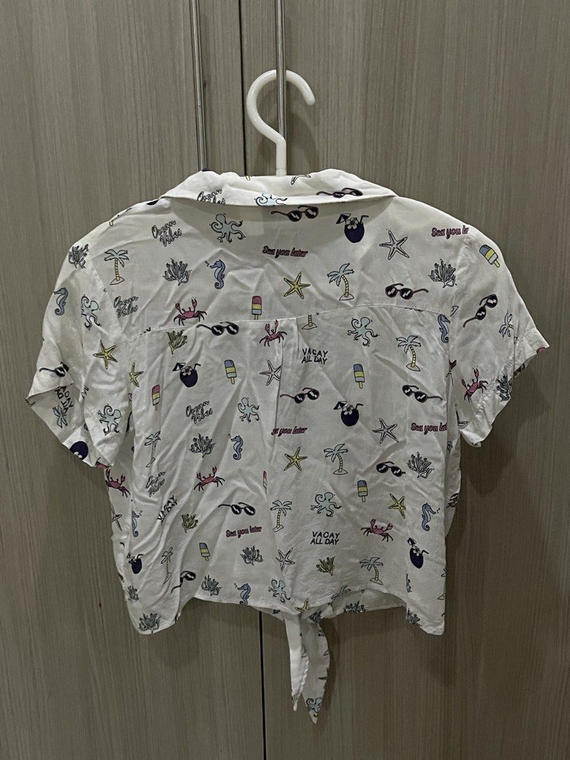 Cropped tie top (Category: Blouses) located in Manila. Submitted by shiezzels (Listing ID 1462408378, Image 2). Description: H&M Divided cropped polo top Size 10 Fits medium to semi-large.
