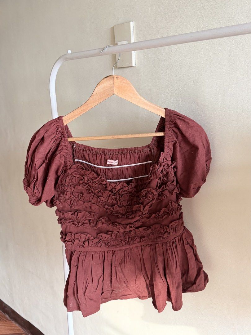 Cropped Top (Category: Others Tops) located in Manila. Submitted by hirayawrites (Listing ID 1462401194, Image 2). Description: PAUBOS SALE!! 🛍️🎀.