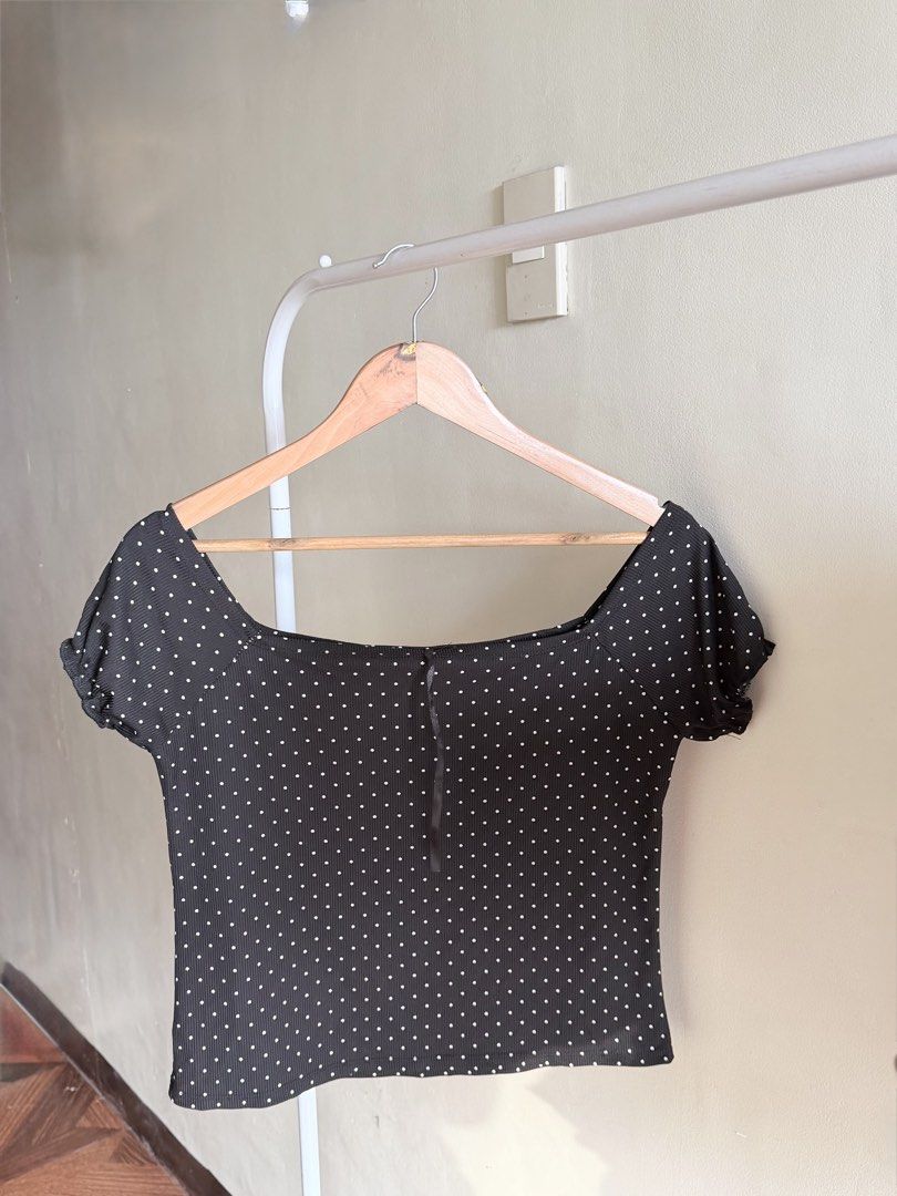 Cropped Top (Category: Others Tops) located in Manila. Submitted by hirayawrites (Listing ID 1462401194, Image 1). Description: PAUBOS SALE!! 🛍️🎀.