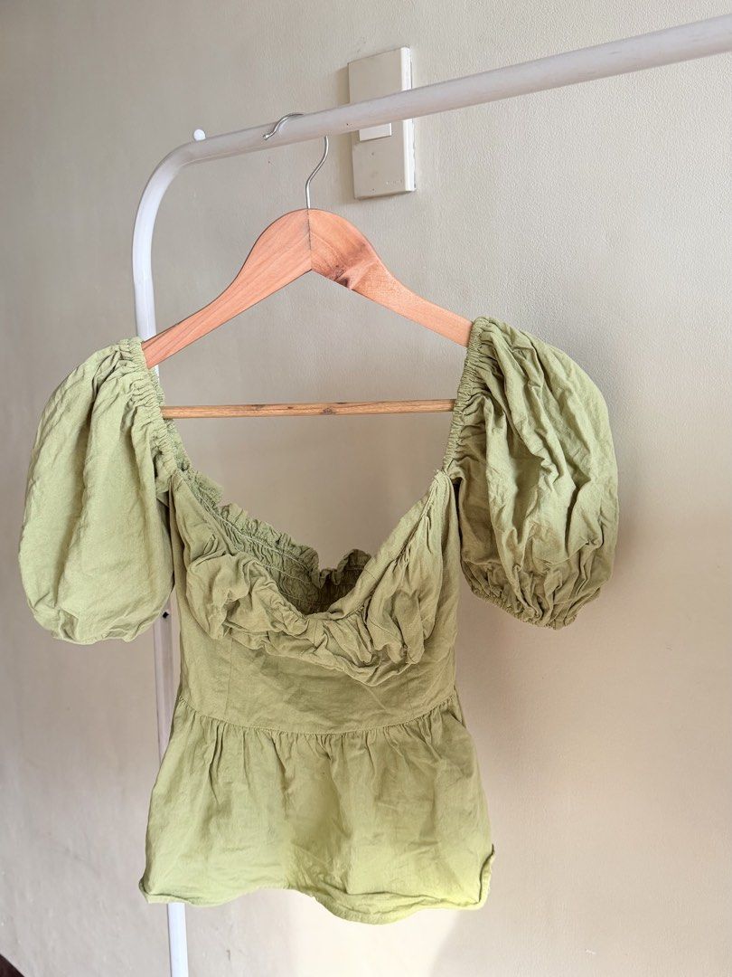 Cropped Top (Category: Others Tops) located in Manila. Submitted by hirayawrites (Listing ID 1462401194, Image 3). Description: PAUBOS SALE!! 🛍️🎀.