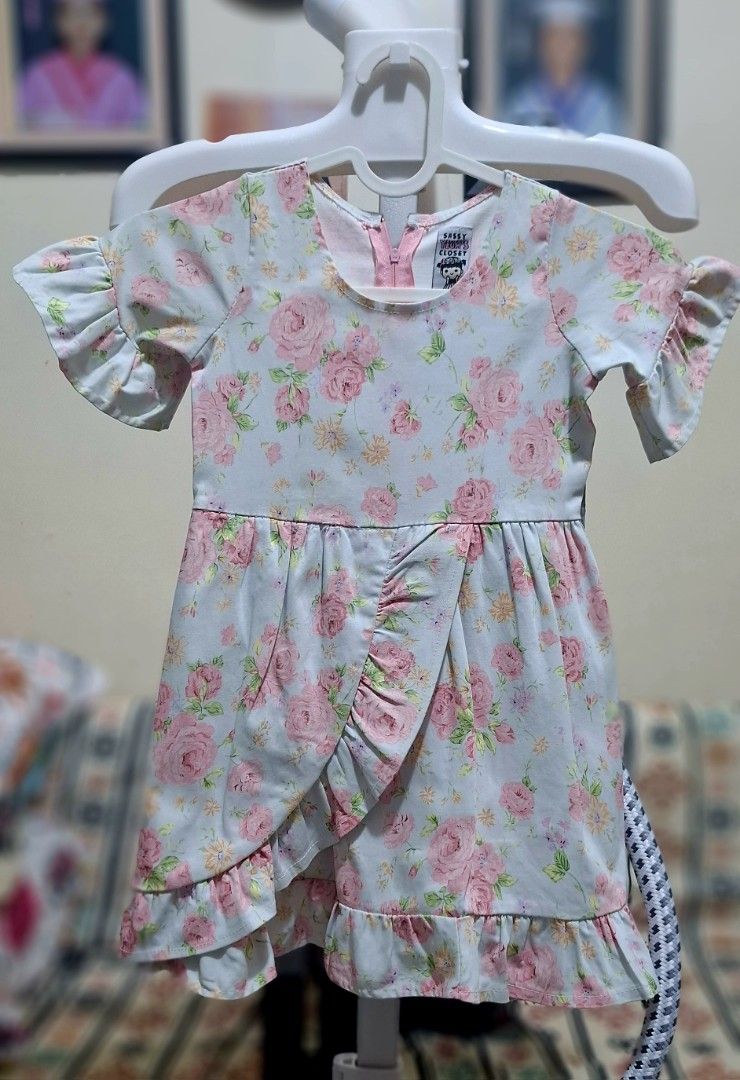 Dainty dress (Category: Babies & Kids Fashion) located in Quezon City. Submitted by thetetajabakes (Listing ID 1462379700, Image 2). Description: - preloved (once lang nasuot , can fit 3 to 4y/o) - outgrown clothes - RFS : Decluttering.