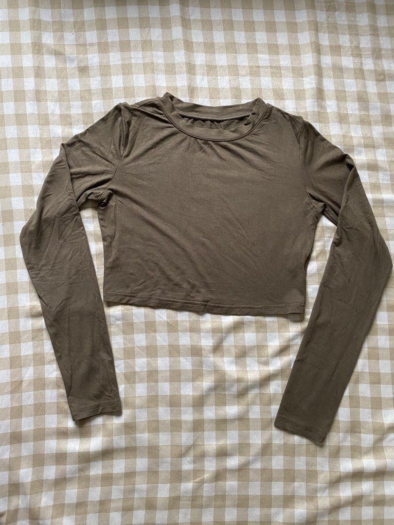 DAZY Solid Crop Tee (Category: Longsleeves) located in Santa Maria. Submitted by closetclearout_co (Listing ID 1462330663, Image 2). Description: Brand: DAZY Color: Army Green Material: Soft Cotton Blend / Stretch Jersey Knit Condition: Lightly Used (Worn fewer than 5 times, excellent condition with no visible flaws).