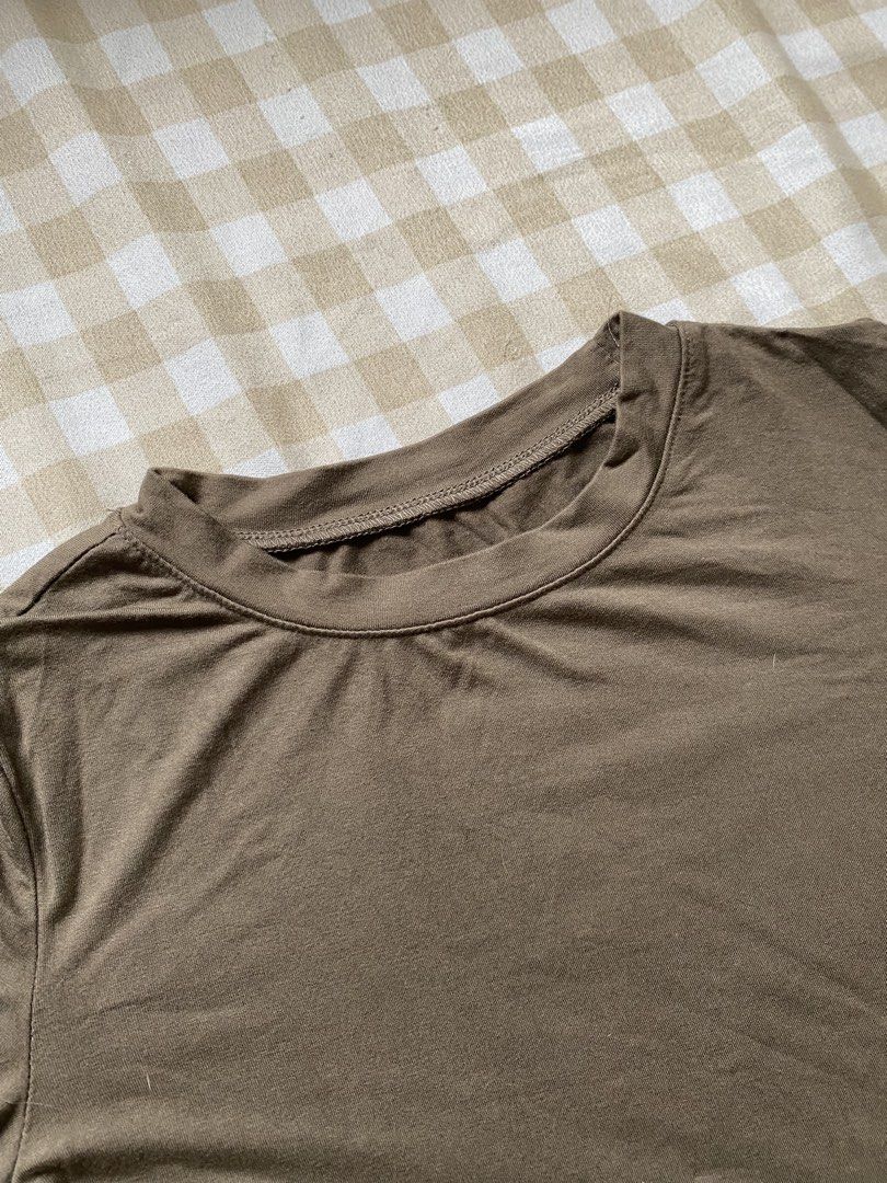 DAZY Solid Crop Tee (Category: Longsleeves) located in Santa Maria. Submitted by closetclearout_co (Listing ID 1462330663, Image 1). Description: Brand: DAZY Color: Army Green Material: Soft Cotton Blend / Stretch Jersey Knit Condition: Lightly Used (Worn fewer than 5 times, excellent condition with no visible flaws).