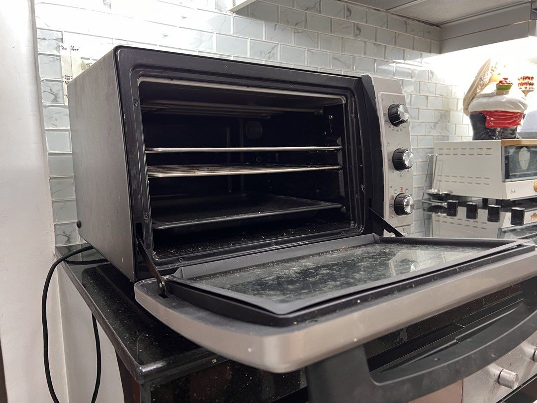 Delonghi Sfotnatutto Oven (Category: Ovens & Toasters) located in Quezon City. Submitted by brightdragon.0c2ee7 (Listing ID 1462437660, Image 1). Description: > 3 months used only for baking sourdough and cookies > Perfect for homebakers > Make breads, roast meats, cakes, etc. > Box included > Rotisserie screw included > 2 wired baking trays included > Bought only last Feb 2026 Note: > Little scratches can be found by the over door handle > Tiny 