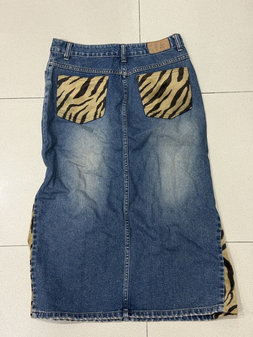 Denim Maxi Skirt with Tiger Print (Category: Skirts) located in Quezon City. Submitted by wtvrjules (Listing ID 1462411466, Image 2). Description: - SM Club Denim Maxi Skirt - Size 28 - Unique tiger print panels on sides and pockets - 100% Cotton.