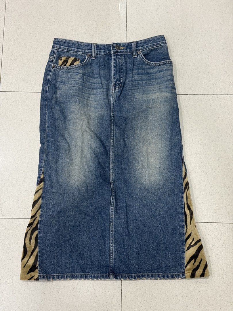 Denim Maxi Skirt with Tiger Print (Category: Skirts) located in Quezon City. Submitted by wtvrjules (Listing ID 1462411466, Image 1). Description: - SM Club Denim Maxi Skirt - Size 28 - Unique tiger print panels on sides and pockets - 100% Cotton.