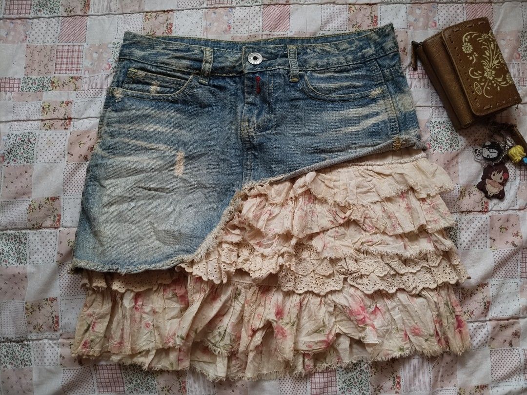 Denim Skirt (Category: Skirts) located in Cebu City. Submitted by thrift_with_anjel (Listing ID 1462422211, Image 1). Description: ❀.ೃ࿔Denim Skirt❀.ೃ࿔* 🌹Brand: REPLAY 🥀Flaw: small stain 🌸Waist: 28-30 🌸Lenght: 18 🌷Mine: 79(AU).
