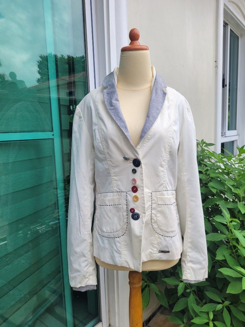 Desigual Woman Y2K Buttons Patterned Coat Size 40 (Category: Coats, Jackets and Outerwear) located in Muntinlupa City. Submitted by havilahph (Listing ID 1462275012, Image 1). Description: White Desigual jacket with a unique blue and white patterned lining. SUCH a great statement piece for the office! For the Y2K or artsy girlies. Size 40. .