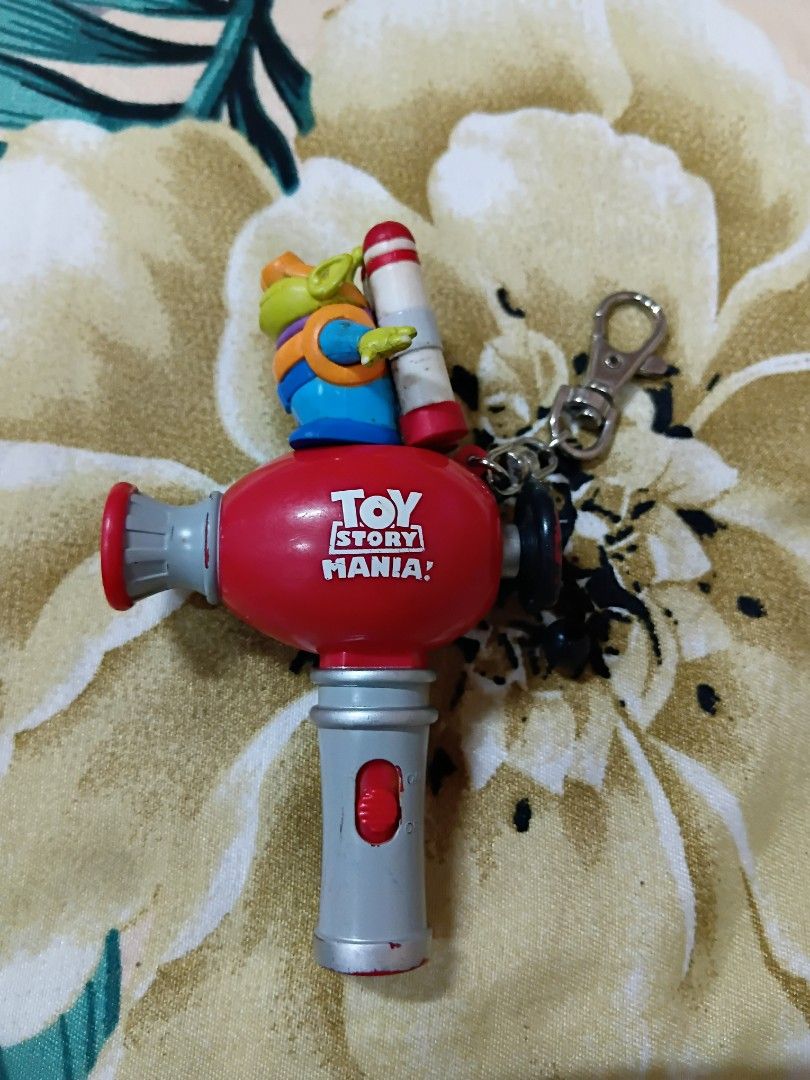 Disney Alien Light Up Keychain (Category: Character Goods) located in Quezon City. Submitted by coffeeyuki56158 (Listing ID 1462404968, Image 1). Description: selling as it is po light is not functioning good for collectors who collects disney stuffs check all photos qc areas meet ups.