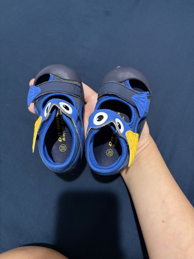 Dr. Kong US 5 (Category: Babies & Kids Fashion) located in San Pedro. Submitted by axe.dc (Listing ID 1462359665, Image 2). Description: Cute blue sandals for little ones. Features a fun bird design with yellow wings and googly eyes. Easy velcro straps for a secure fit. The sole has a size 20 marking. Great for summer adventures..