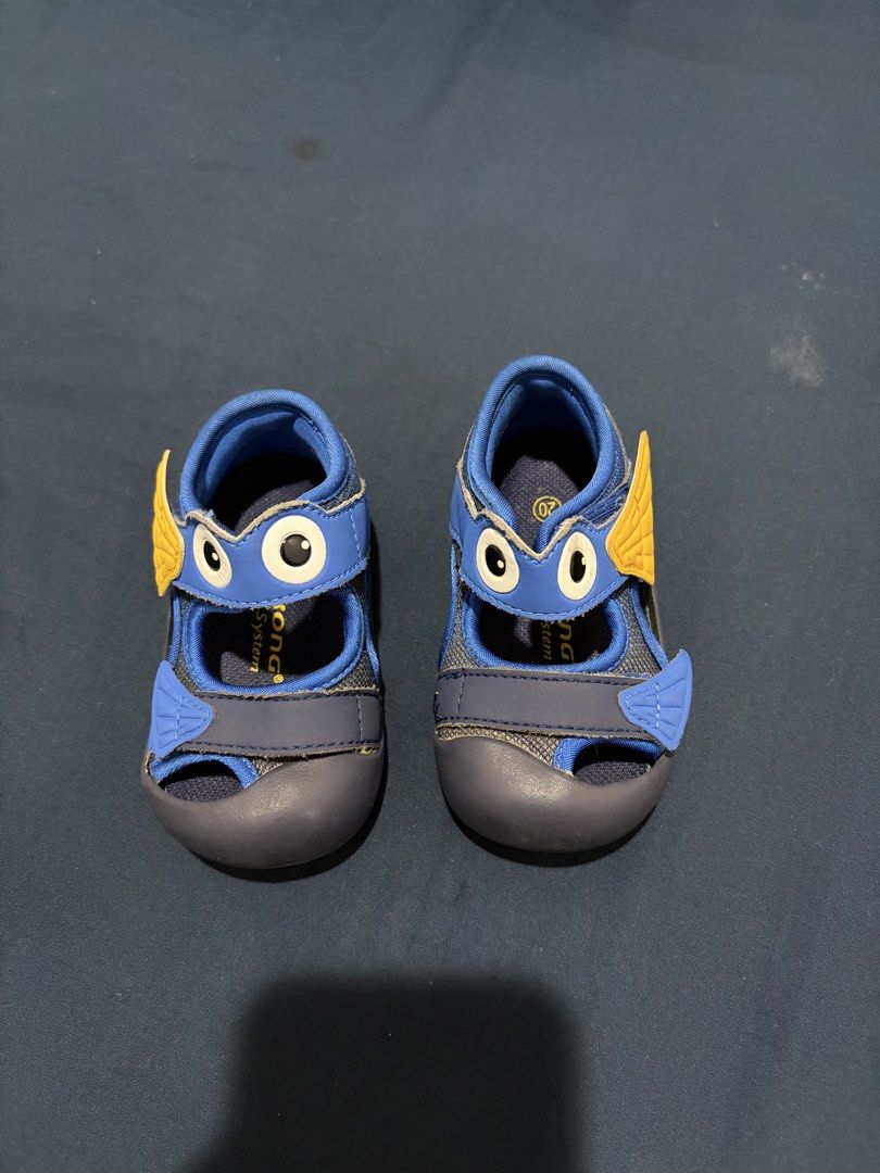 Dr. Kong US 5 (Category: Babies & Kids Fashion) located in San Pedro. Submitted by axe.dc (Listing ID 1462359665, Image 1). Description: Cute blue sandals for little ones. Features a fun bird design with yellow wings and googly eyes. Easy velcro straps for a secure fit. The sole has a size 20 marking. Great for summer adventures..