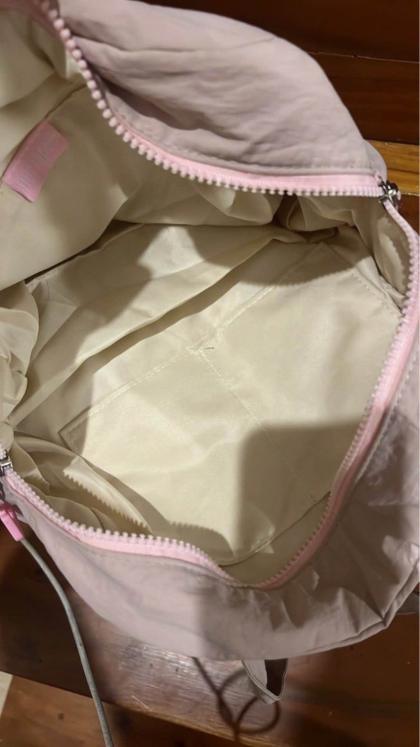Durlapue Duffle Bag - Light Pink (Category: Luxury Bags & Wallets) located in Bacolod City. Submitted by strawberrymochi1201 (Listing ID 1462439142, Image 2). Description: - Cute duffle bag from Durlapue - Light pink color with pink zipper details - Front pocket for easy access - Spacious interior with an internal pocket - Ideal for gym sessions, weekend trips,school or everyday use - no flaws and fixed price.