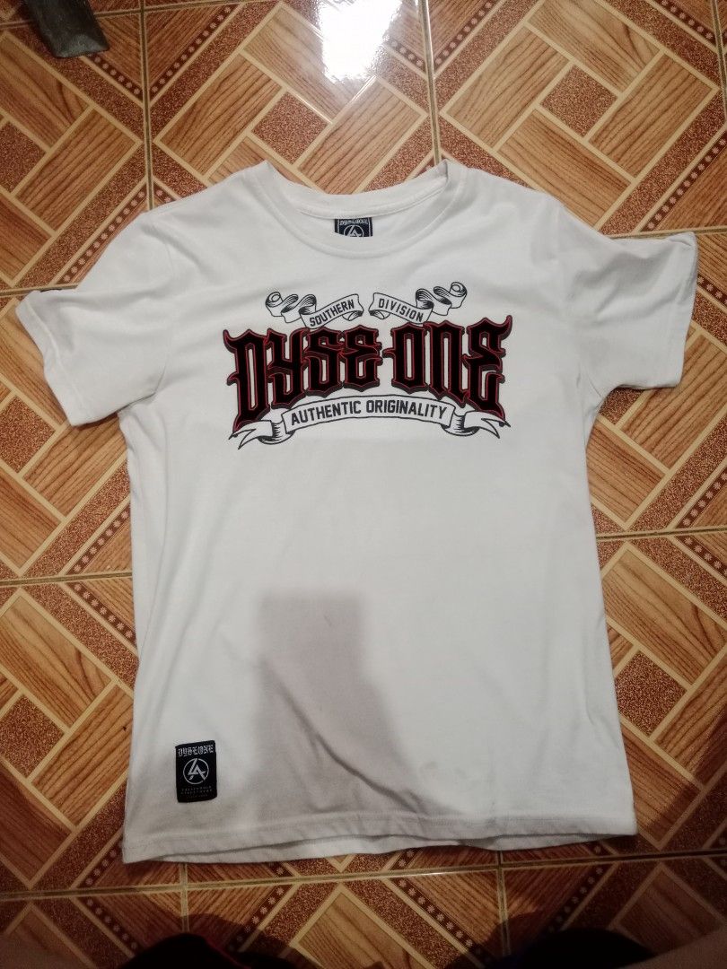 Dyse One Round Neck Regular Fit DBT01A-1435 (Category: Tshirts & Polo Shirts ) located in Naga. Submitted by thrift.vincent (Listing ID 1462307983, Image 1). Description: Dyse One Southern Division graphic tee, style DBT01A-1435. White, 100% cotton, short sleeve, round neck, regular fit. California Streetwear since 1986 graphic on front. Pre-owned, no visible wear.