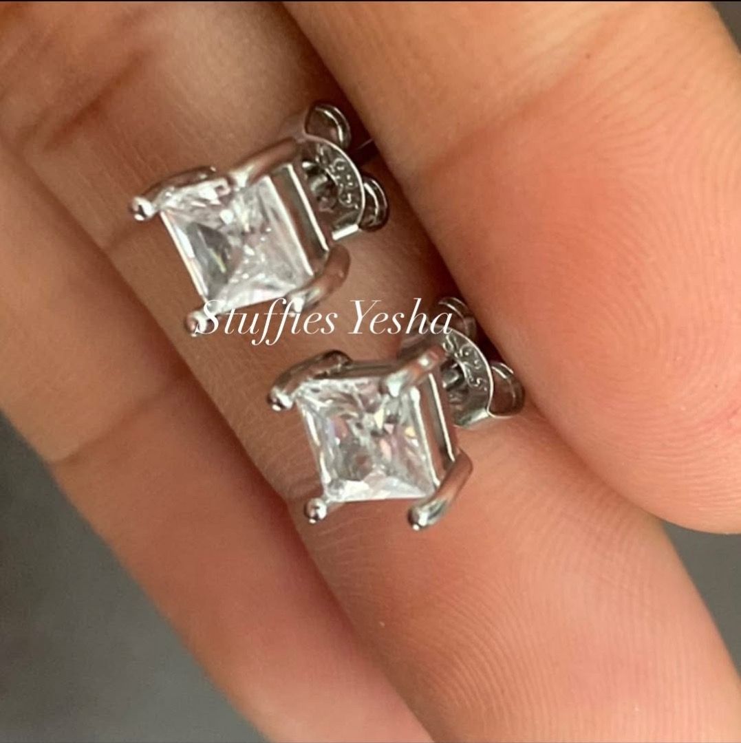 Earring (Category: Earrings) located in Manila. Submitted by stuffiesyesha (Listing ID 1462369583, Image 3). Description: Condition: Brand New With markings S925 in lock Sized:6mm.