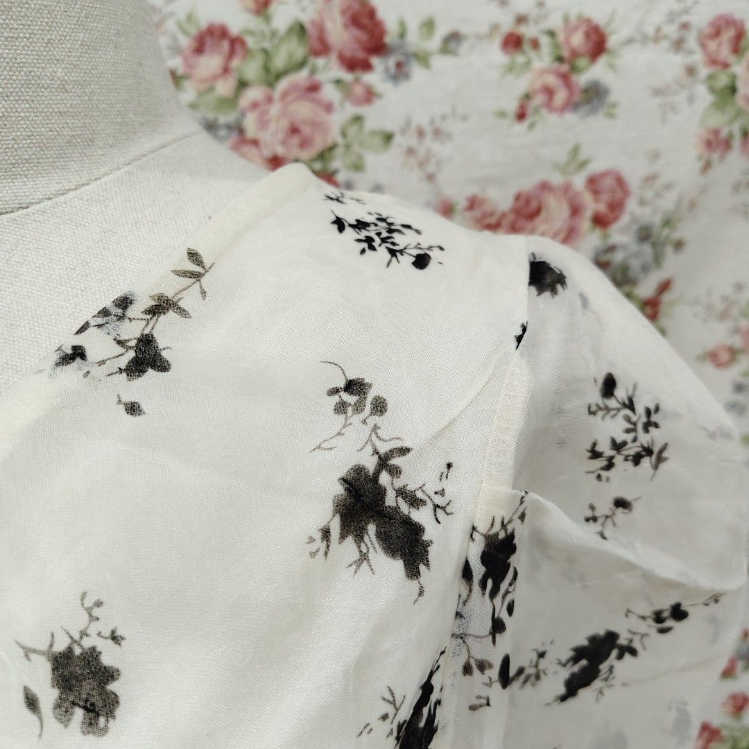 Elegant Beige Floral Blouse (Category: Blouses) located in Cabanatuan. Submitted by curated_cozy (Listing ID 1462360969, Image 2). Description: Thrifted! Size: S-M Bust: 35" Length: 53cm -Lightly Washed -Payment thru Gcash, Gotyme, MariBank -Shipping via J&T -Buyer shoulders Shipping Fee ‼️No Rush Order‼️ [SKU: KNT4-B1 ].