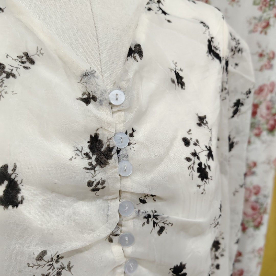 Elegant Beige Floral Blouse (Category: Blouses) located in Cabanatuan. Submitted by curated_cozy (Listing ID 1462360969, Image 3). Description: Thrifted! Size: S-M Bust: 35" Length: 53cm -Lightly Washed -Payment thru Gcash, Gotyme, MariBank -Shipping via J&T -Buyer shoulders Shipping Fee ‼️No Rush Order‼️ [SKU: KNT4-B1 ].